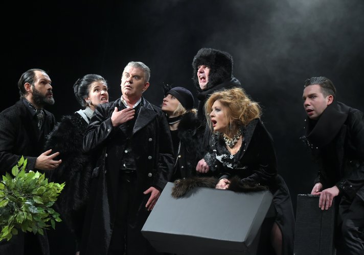 Јубиларно 50. извођење Нушићеве „Ожалошћене породице“ у режији Јагоша Марковића