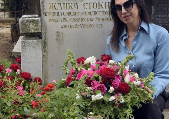 Prvakinja Drame Narodnog pozorišta Nataša Ninković položila cveće na grob Žanke Stokić