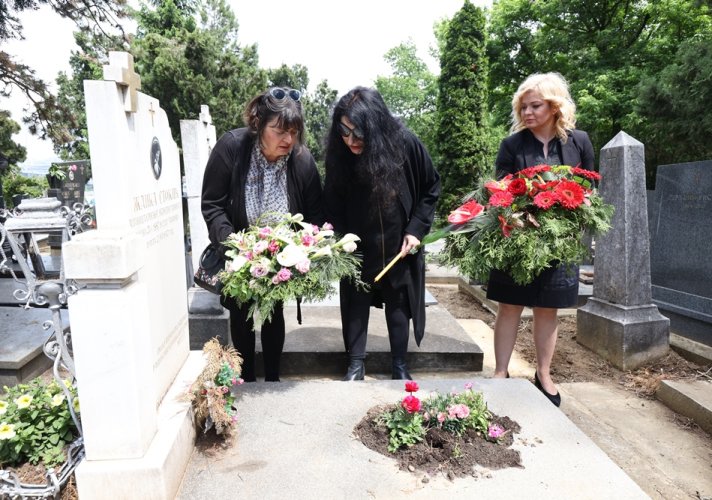Драмска уметница Горица Поповић положила цвеће на гроб Жанке Стокић