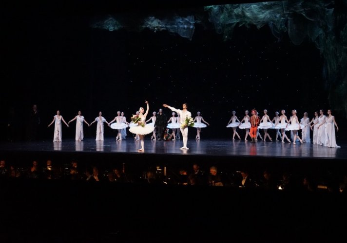 „Labudovo jezero“, sa internacionalnim baletskim zvezdama Anom Cigankovom i Konstantinom Alenom, izvedeno u Velikoj dvorani Centra „Sava“