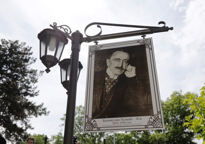 U Šekspirovoj ulici u Beogradu otvoreno spomen obeležje u čast slavnog srpskog komediografa Branislava Nušića