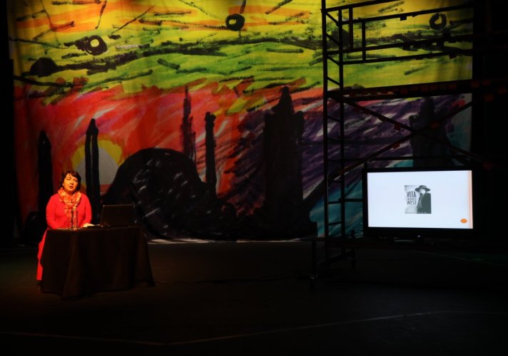 U okviru programske celine Narodnog pozorišta „Platforma“, profesorka Biljana Dojčinović održala predavanje posvećeno stvaralaštvu Virdžinije Vulf i njenom najpoznatijem romanu „Orlando” 
