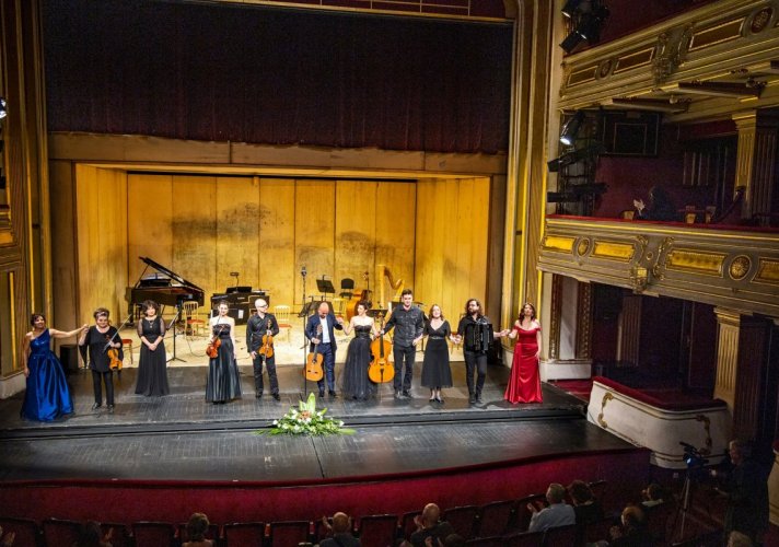 Publika stajaćim ovacijama na kraju koncerta „Himna ljubavi“ ispratila soprane Snežanu Savičić Sekulić i Aleksandru Stamenković 