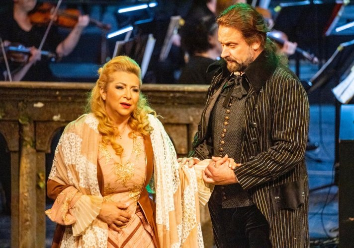 Na Velikoj sceni izvedene scene iz opera „Don Đovani“, „Don Paskvale“, „Toska“ i „Bal pod maskama“