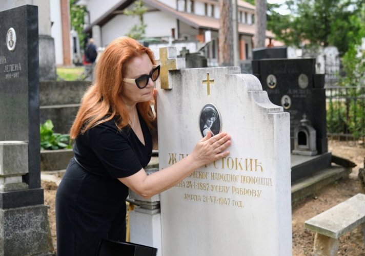 Dramska umetnica Tanja Bošković položila cveće na grob Žanke Stokić